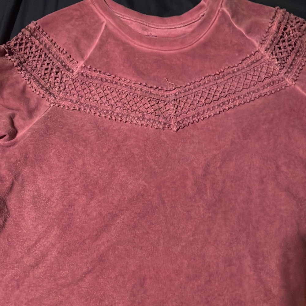 Ana maroon L sweater with detail on front and sleeve